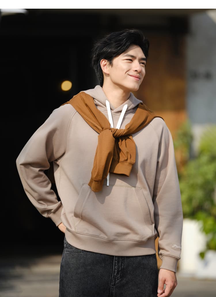 オーバーサイズTシャツ 季節を彩る快適フーディパーカー