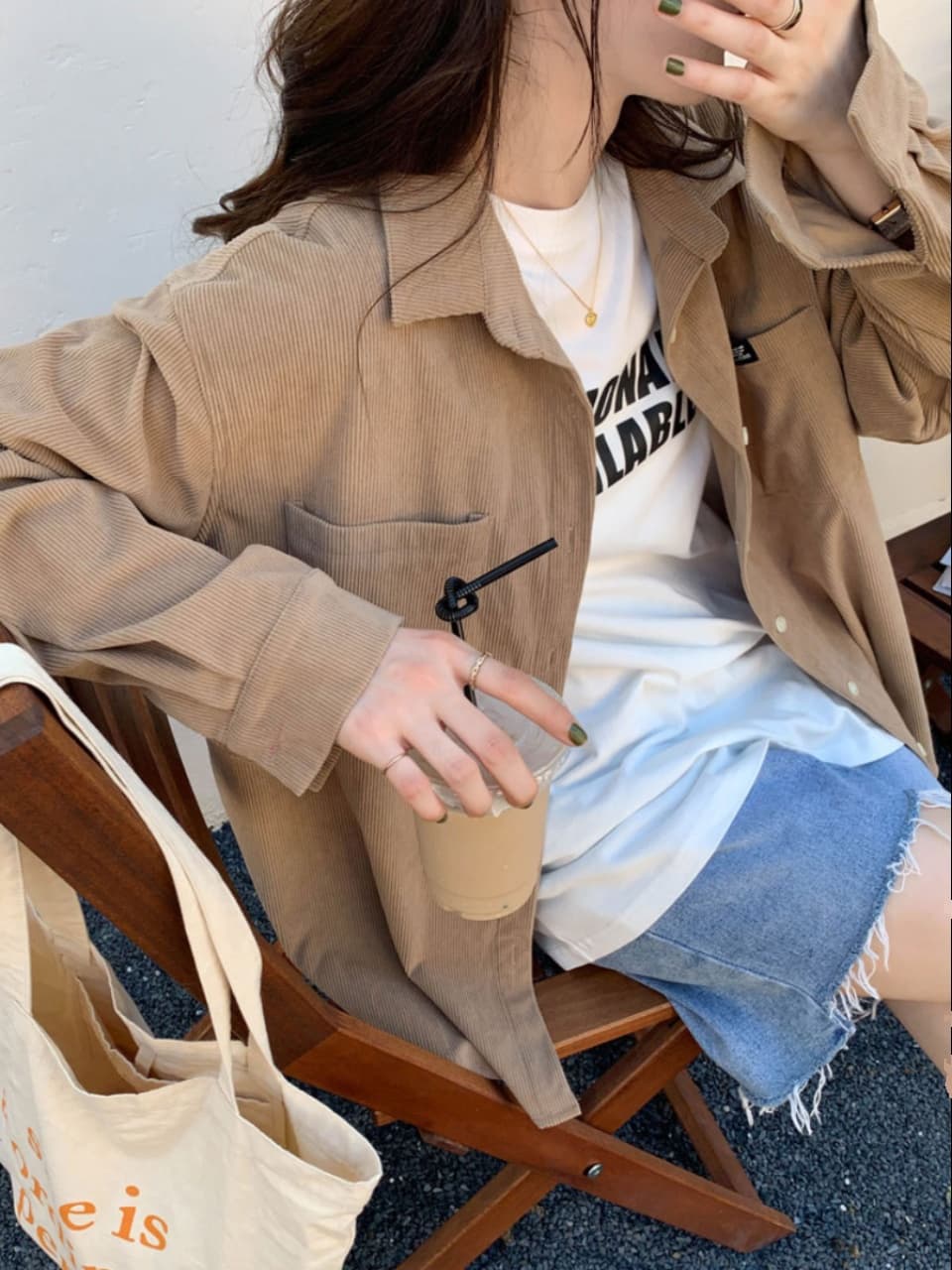 オーバーサイズTシャツ コーデュロイ風シャツ重ね着ゆるコーデ