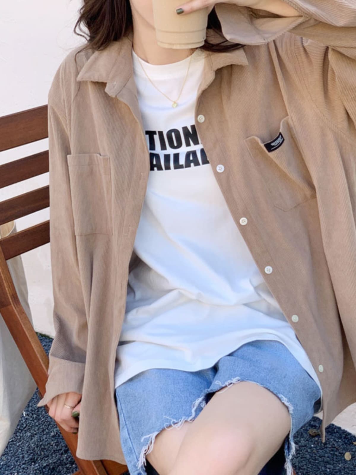 オーバーサイズTシャツ コーデュロイ風シャツ重ね着ゆるコーデ