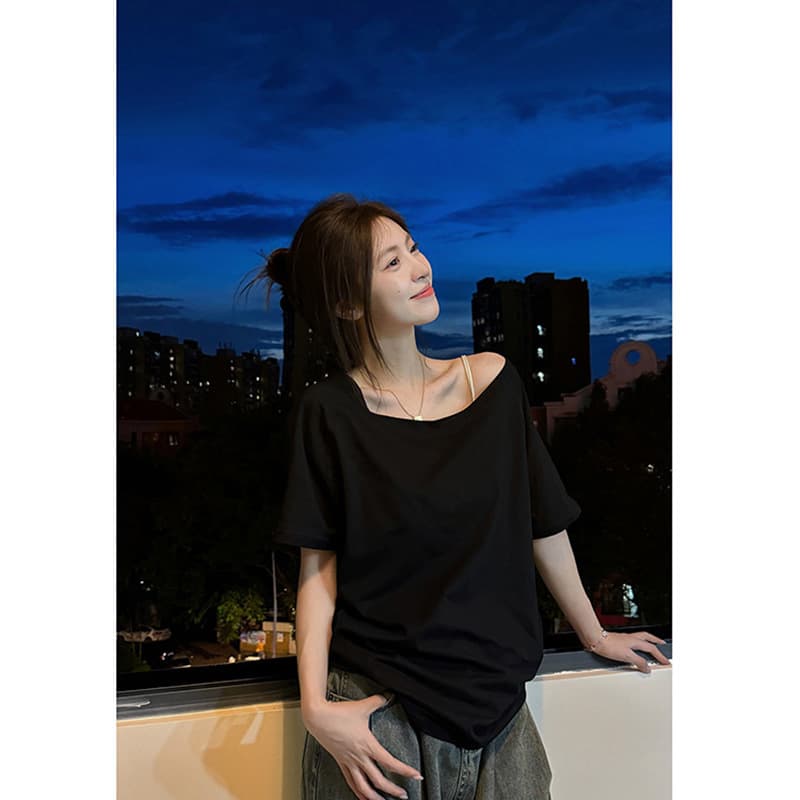 オーバーサイズTシャツ 夜空に映えるワイドネックゆったりトップス