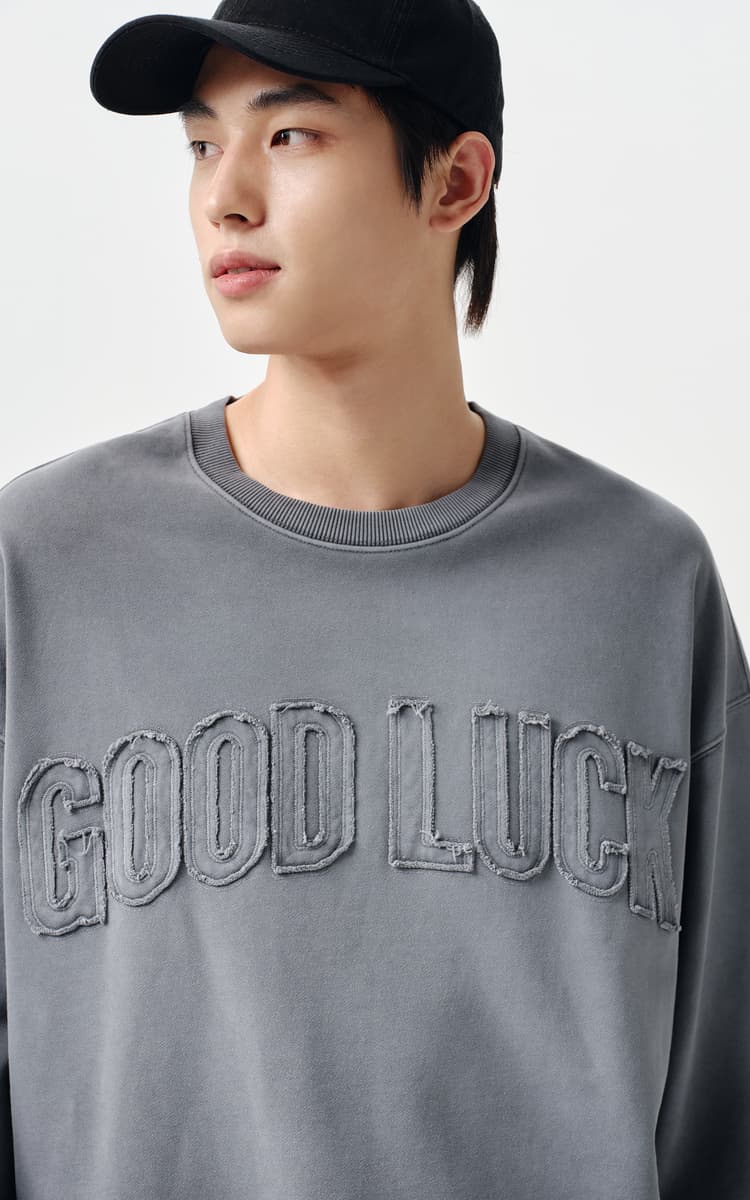 オーバーサイズTシャツ 幸運メッセージ 立体刺繍入り ゆったりスウェット