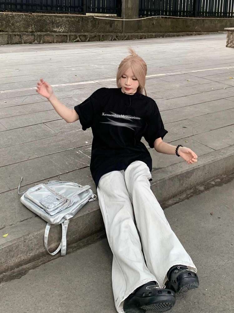 ゆったりロゴプリント黒オーバーサイズTシャツ
