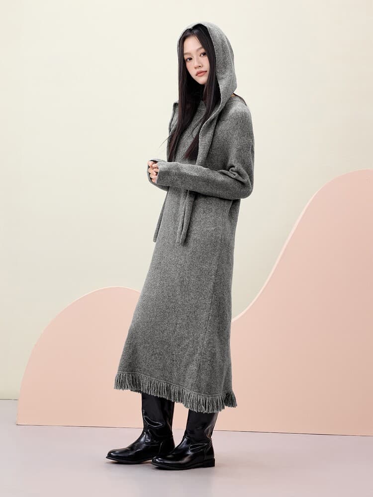 オーバーサイズ フリンジ付きフード付きニットワンピース